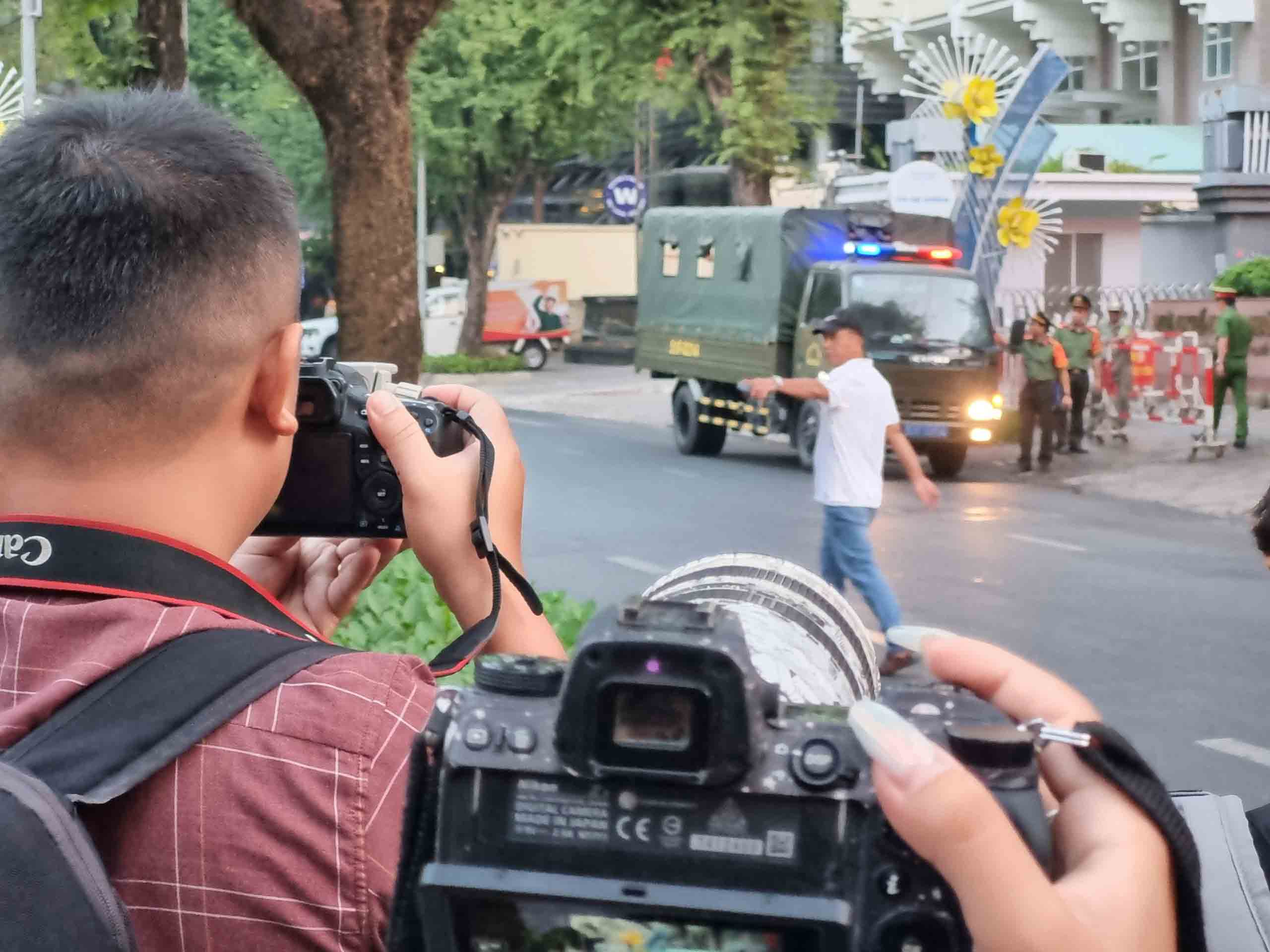 Việc cấm nhà báo ghi âm, ghi hình phiên tòa: Đại biểu Quốc hội lên tiếng- Ảnh 1. Nhà báo đứng từ xa để tác nghiệp trong vụ án Trương Mỹ Lan và đồng phạm