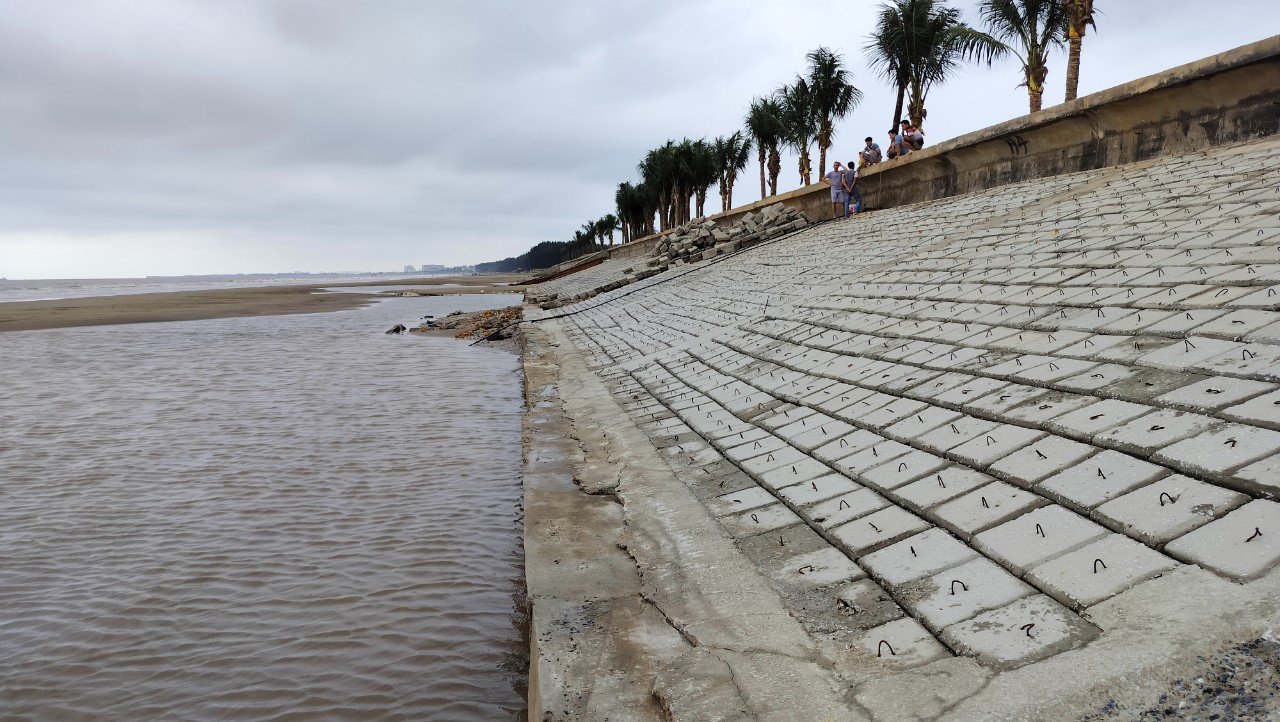 Vụ kè đường ven biển bị sóng đánh sập: Sửa lại toàn bộ kè đã làm- Ảnh 1. Đơn vị thi công sẽ phải bóc dỡ hơn 100 m kè đường ven biển xã Hoằng Trường để làm lại