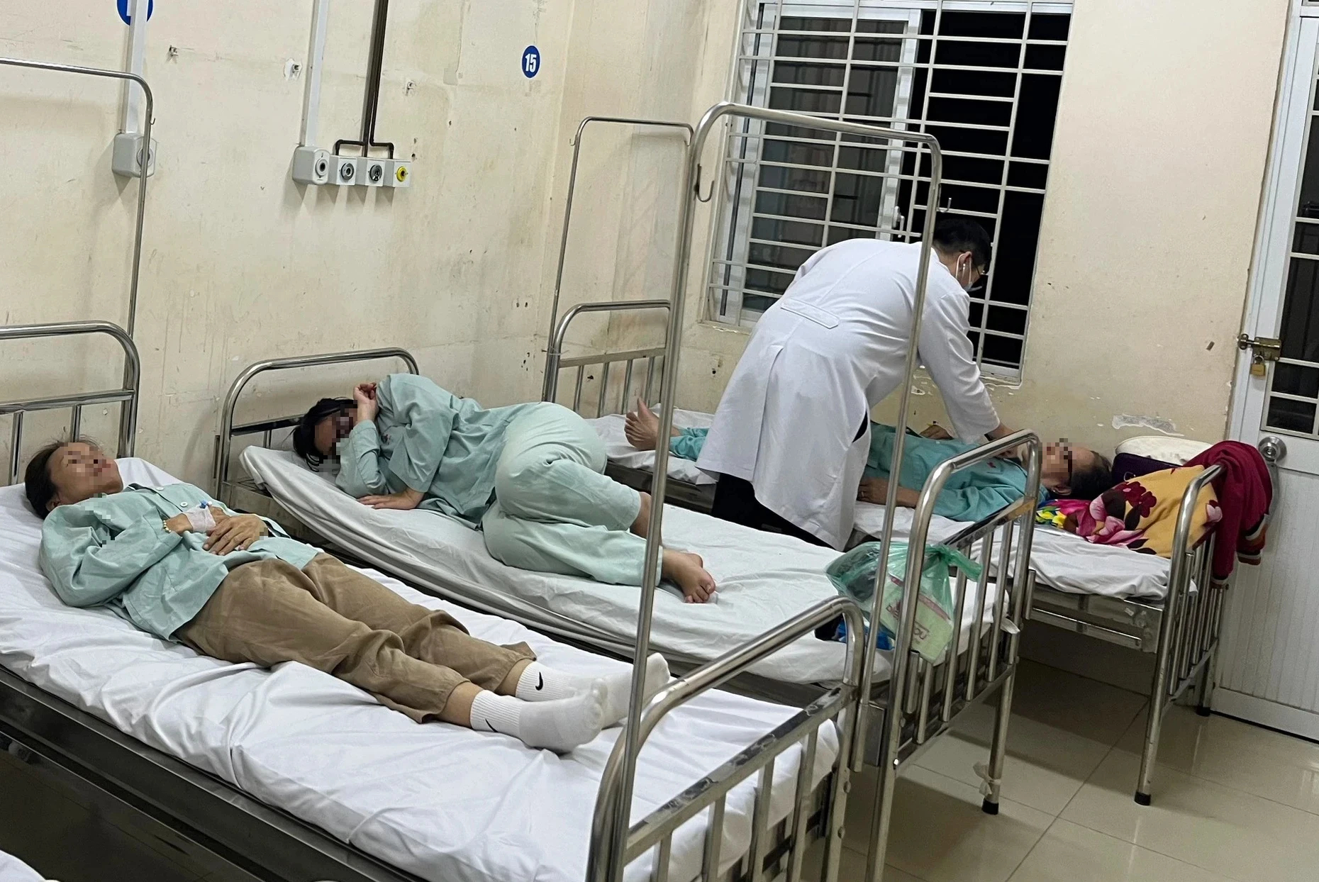Vụ nghi ngộ độc bánh mì ở Đồng Nai: 160 bệnh nhân nhập viện- Ảnh 1.