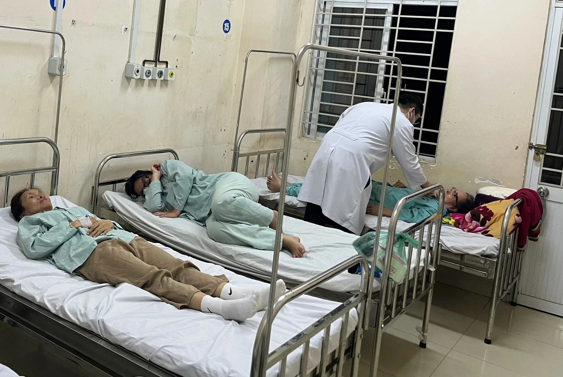 Vụ nghi ngộ độc bánh mì ở Đồng Nai: 160 bệnh nhân nhập viện- Ảnh 1. Vụ nghi ngộ độc bánh mì ở Đồng Nai: 160 bệnh nhân nhập viện- Ảnh 1.