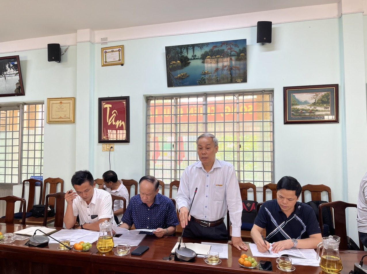 Vụ ngộ độc sau ăn bánh mì ở Đồng Nai: Tiệm 'mượn' giấy phép kinh doanh- Ảnh 1. Đoàn công tác do ông Nguyễn Hùng Long, Phó cục trưởng Cục An toàn thực phẩm (Bộ Y tế) làm trưởng đoàn làm việc với Sở Y tế tỉnh Đồng Nai