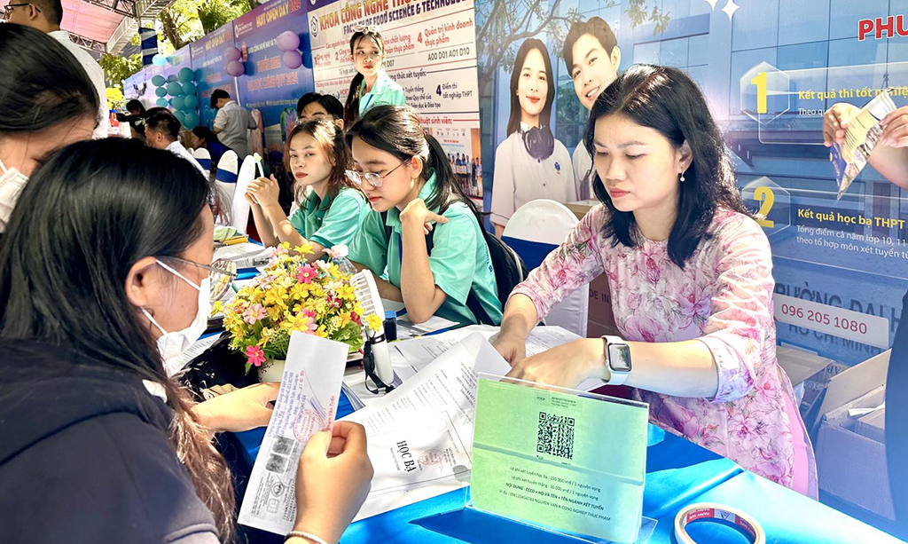 Thí sinh nộp hồ sơ xét tuyển sớm tại Trường ĐH Công thương TP.HCM