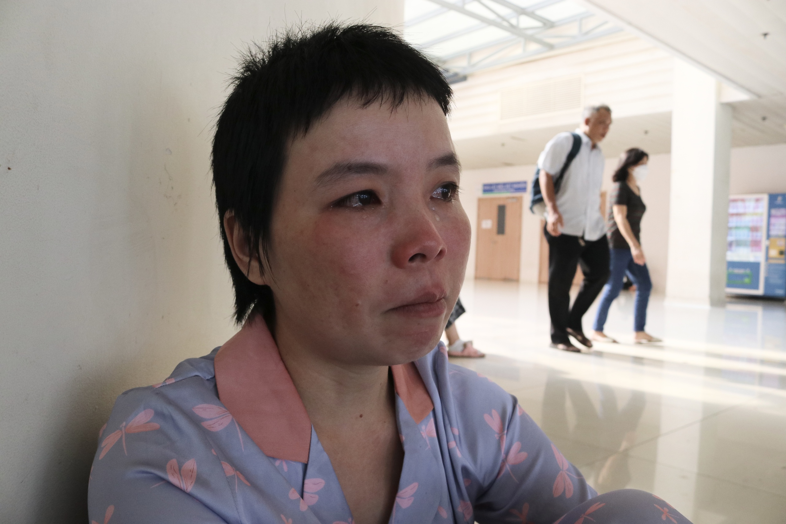 ‘Con muốn sống': Thấy mẹ hết tiền, bé gái ung thư xương xin về nhà chịu đau- Ảnh 1.