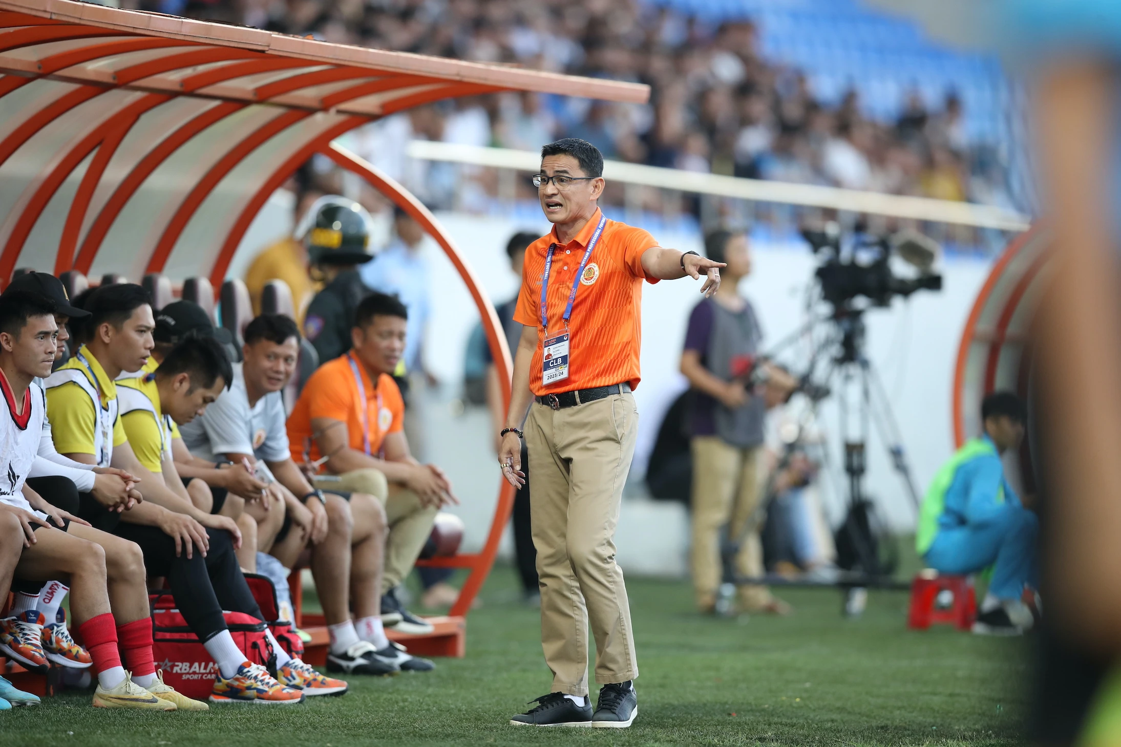 ‘Zico Thái’ Kiatisak gần tan mộng vô địch V-League trên tư cách HLV