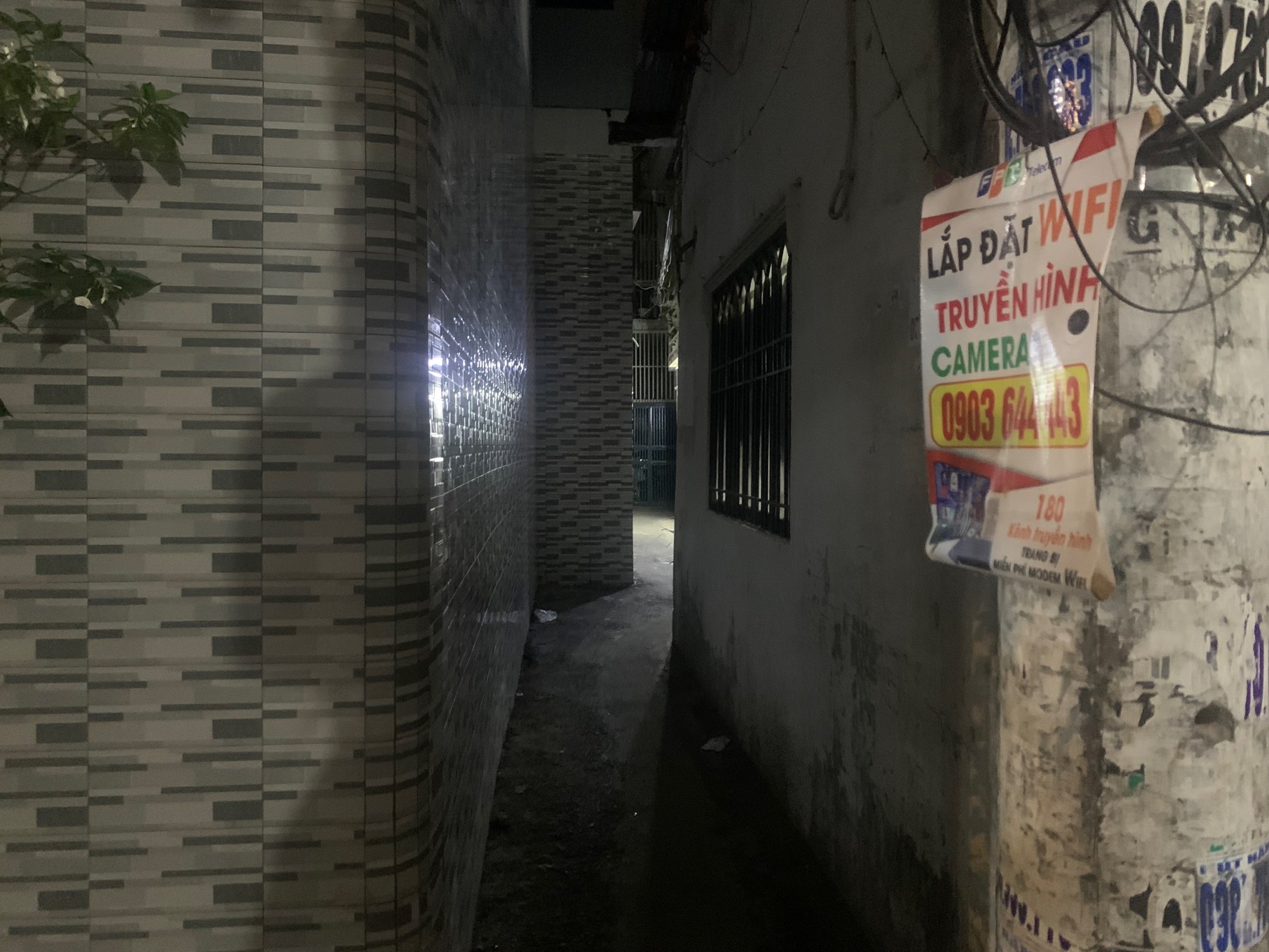 Việc di chuyển trong hẻm vào buổi tối là một thử thách cho những ai không quen đường Việc di chuyển trong hẻm vào buổi tối là một thử thách cho những ai không quen đường