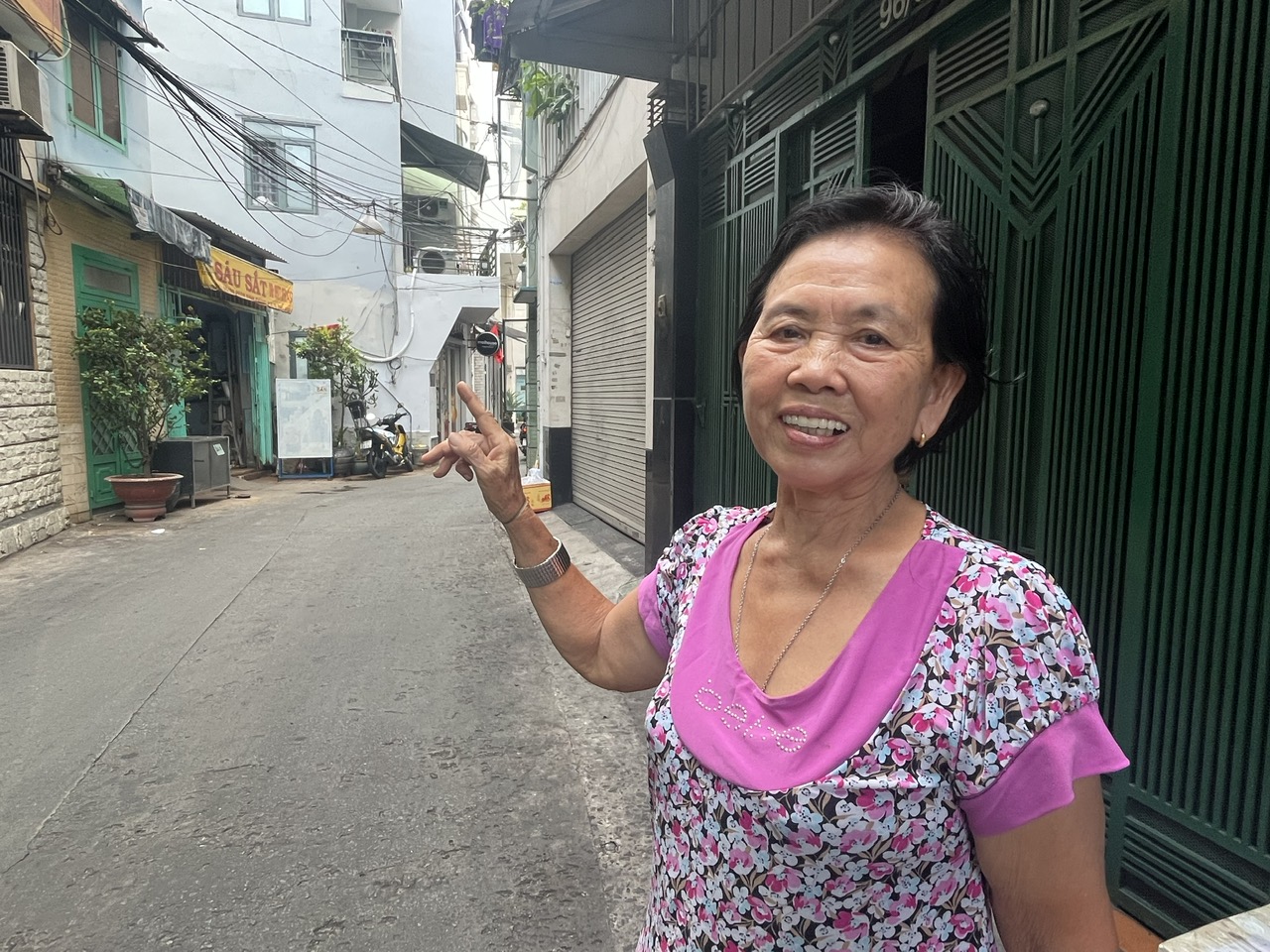 Bà Tư đang giới thiệu về con hẻm mình đã sống hơn 50 năm qua Bà Tư đang giới thiệu về con hẻm mình đã sống hơn 50 năm qua