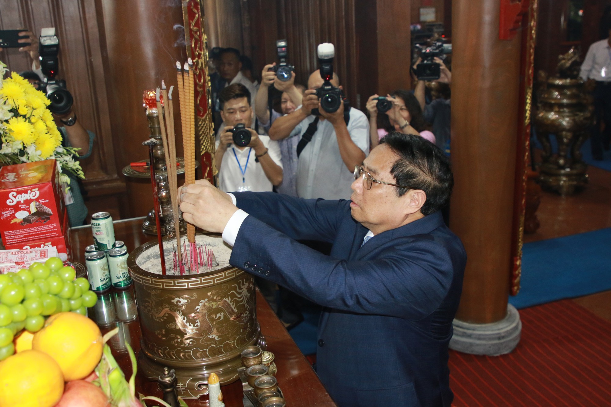 [Thủ tướng Phạm Minh Chính thắp hương tưởng nhớ tại Đền thờ Chủ tịch Hồ Chí Minh]_[BÁ CƯỜNG].jpg