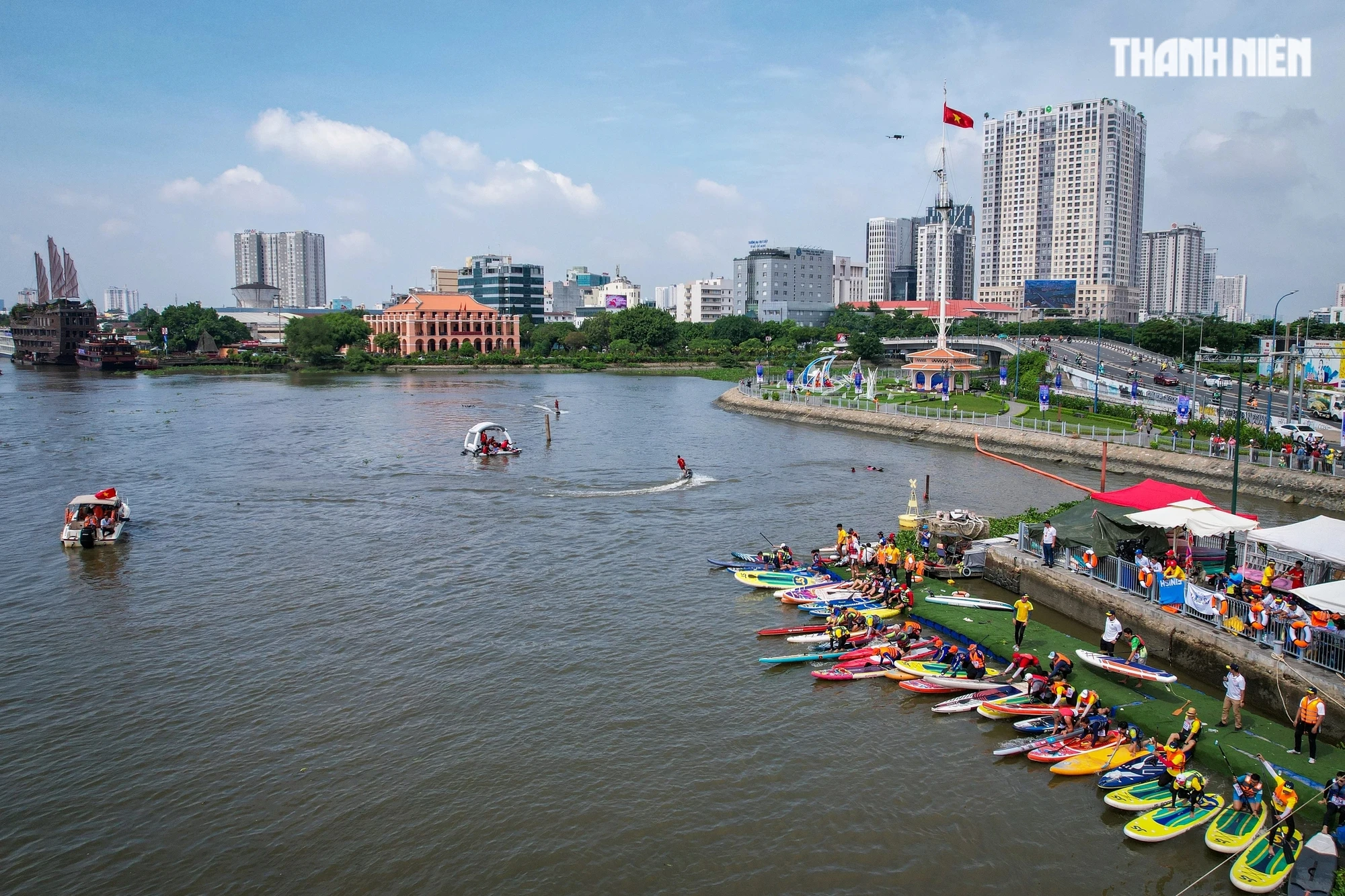 Tưng bừng giải vô địch ván chèo đứng lần đầu tiên trên sông Sài Gòn