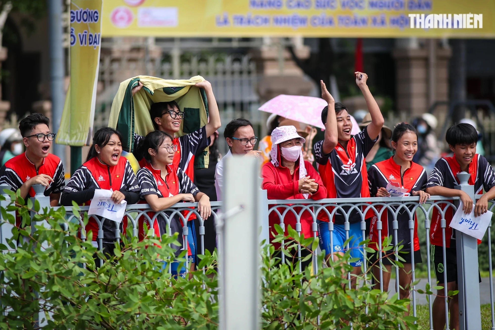 Tưng bừng giải vô địch ván chèo đứng lần đầu tiên trên sông Sài Gòn