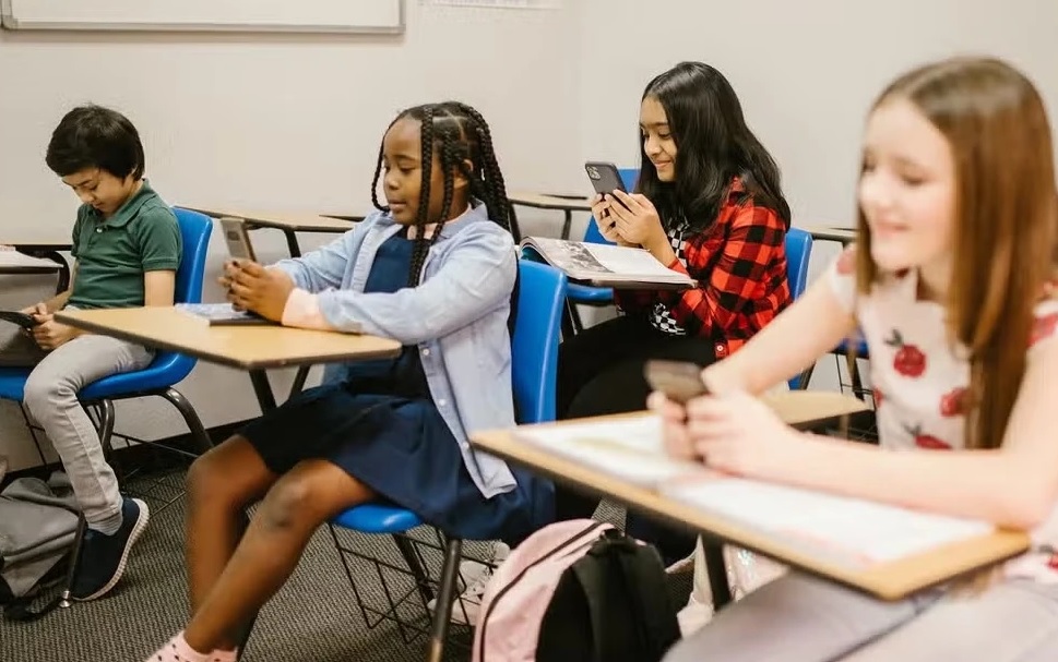 Bất lực trước tình trạng học sinh nghiện điện thoại, thầy giáo xin nghỉ việc- Ảnh 2.