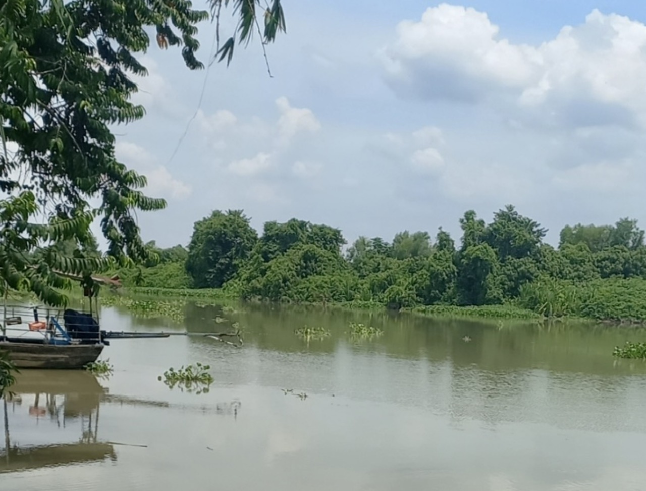 Bình Dương: Rủ nhau tắm sông, 3 bé gái bị nước cuốn mất tích- Ảnh 2. Bình Dương: Rủ nhau tắm sông, 3 bé gái bị nước cuốn mất tích- Ảnh 2.