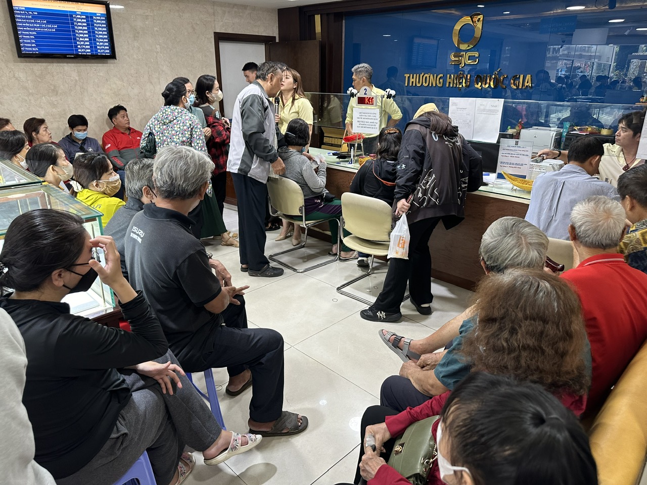 Một số điểm tạm ngưng nhận khách mua vàng sau khi mở bán 30 phút- Ảnh 2. Một số điểm tạm ngưng nhận khách mua vàng sau khi mở bán 30 phút- Ảnh 2.