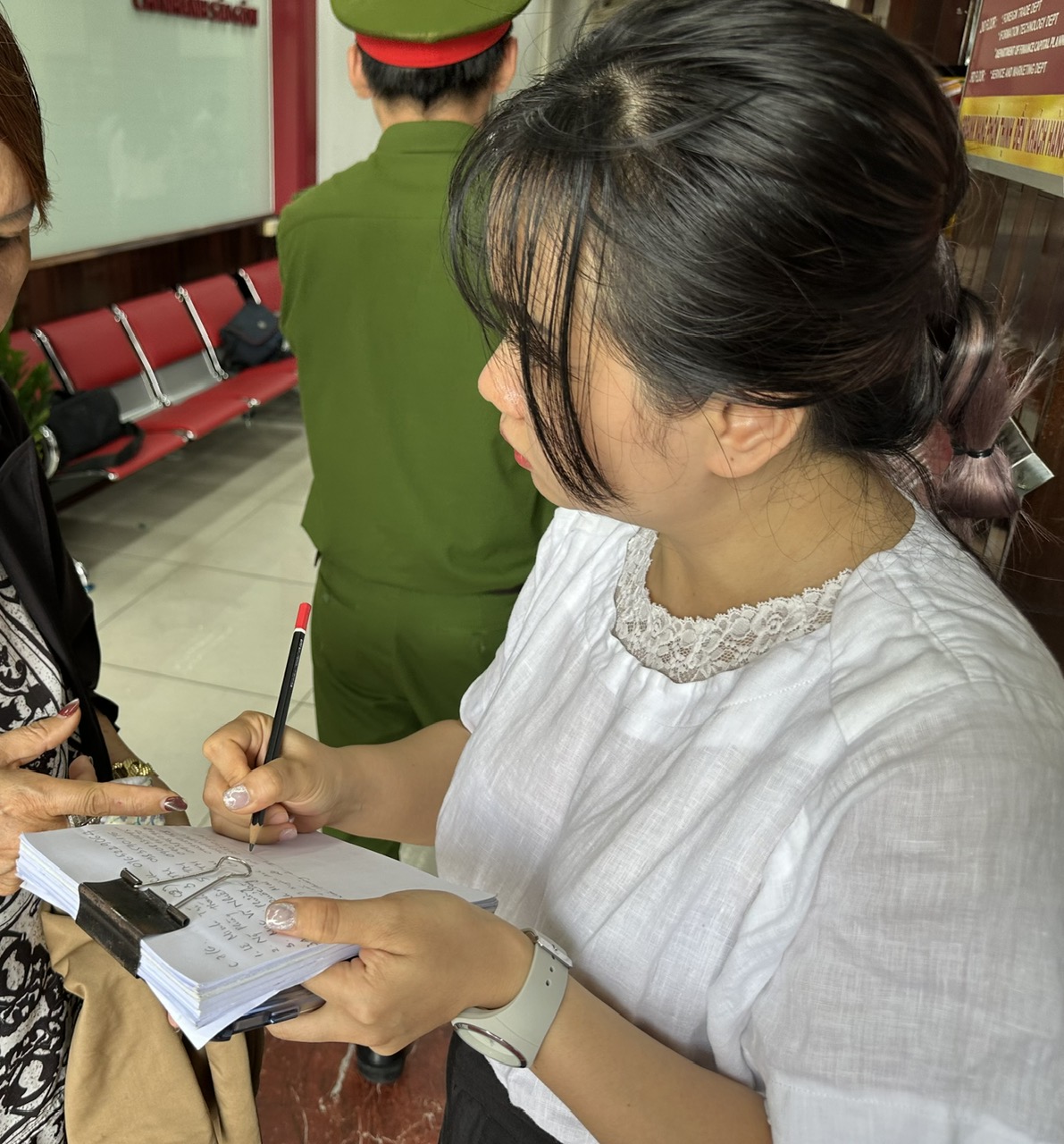 Một số điểm tạm ngưng nhận khách mua vàng sau khi mở bán 30 phút- Ảnh 6. Một số điểm tạm ngưng nhận khách mua vàng sau khi mở bán 30 phút- Ảnh 6.