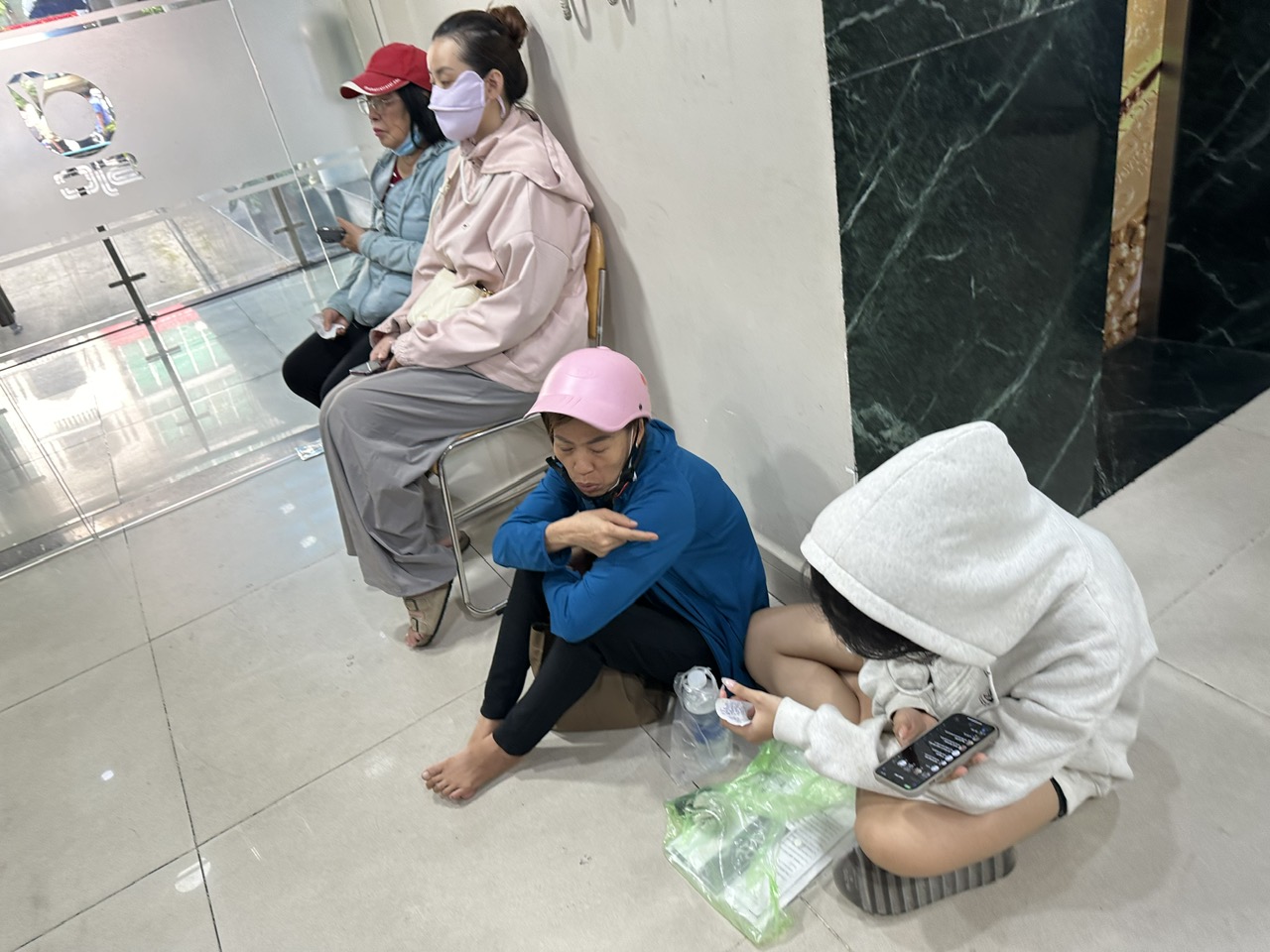 Một số điểm tạm ngưng nhận khách mua vàng sau khi mở bán 30 phút- Ảnh 3. Một số điểm tạm ngưng nhận khách mua vàng sau khi mở bán 30 phút- Ảnh 3.