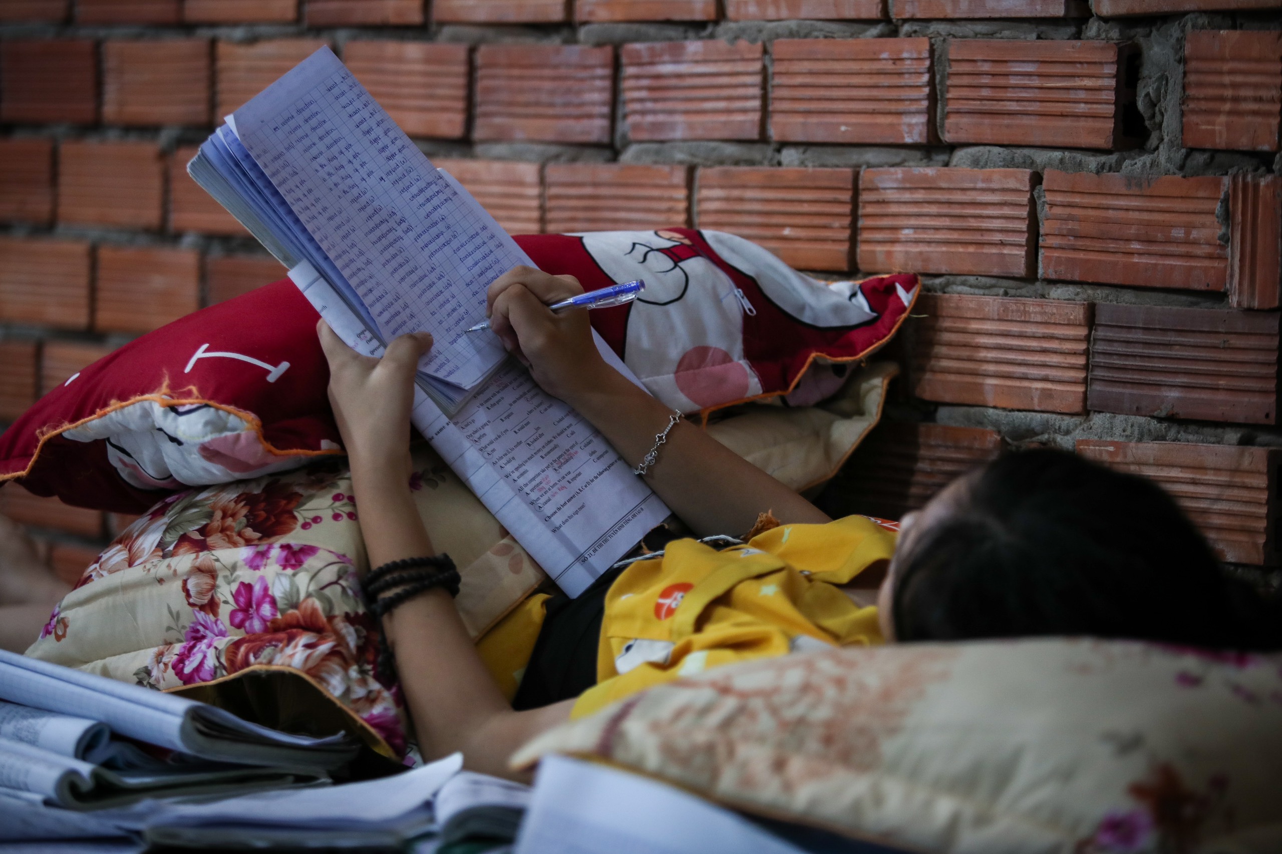 Nữ sinh gãy cột sống, phải nằm thi lớp 10: 'Em ước mơ làm bác sĩ’- Ảnh 3.