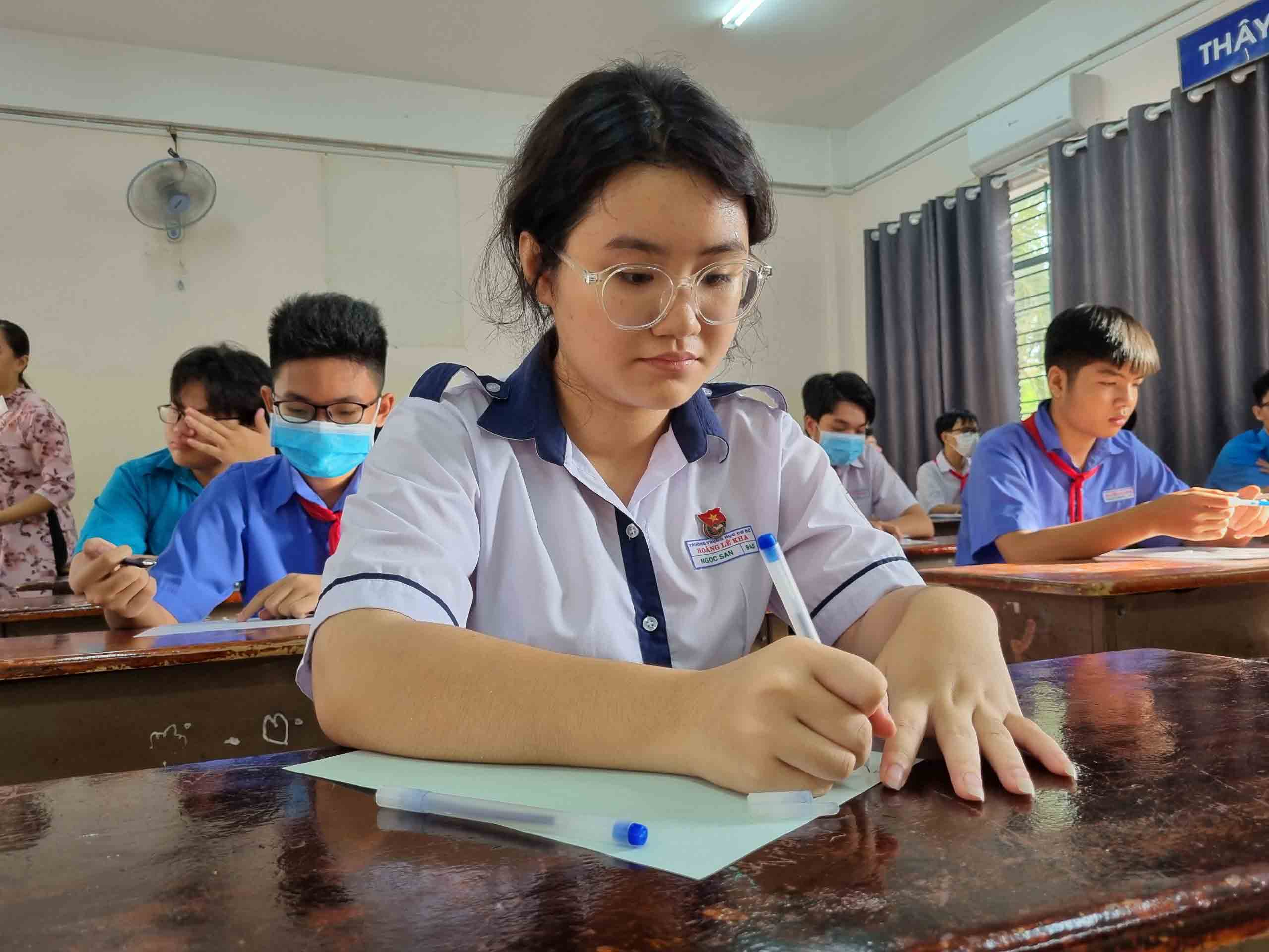 Thi lớp 10 tại TP.HCM: Thí sinh vui vì đề 'nghĩ bằng con tim'- Ảnh 2.