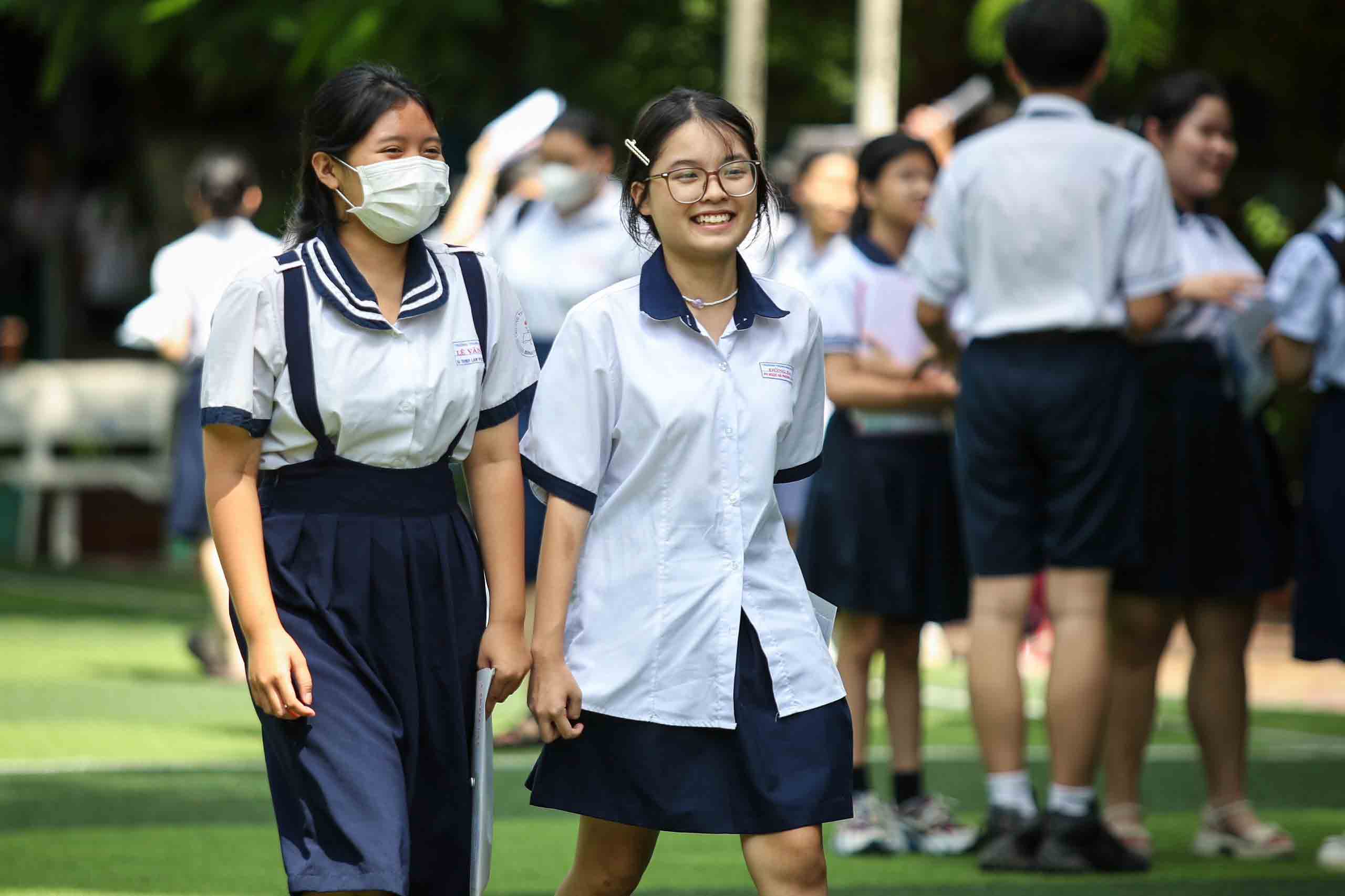 Thi lớp 10 tại TP.HCM: Thí sinh vui vì đề 'nghĩ bằng con tim'- Ảnh 3.