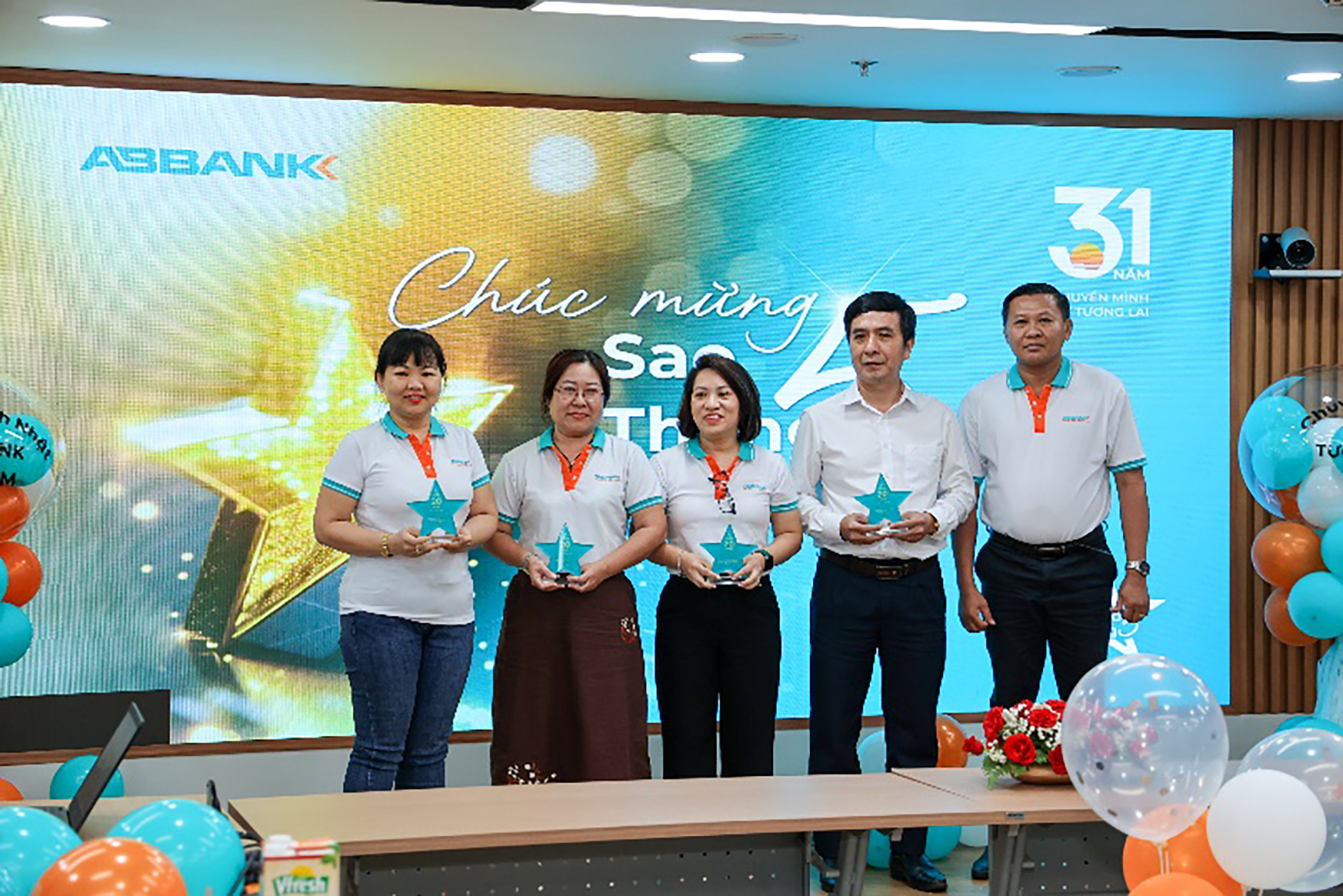 Chương trình Sao tháng 5 của ABBANK tôn vinh những CBNV có thành tích tốt và có quá trình cống hiến liên tục từ 5 năm trở lên