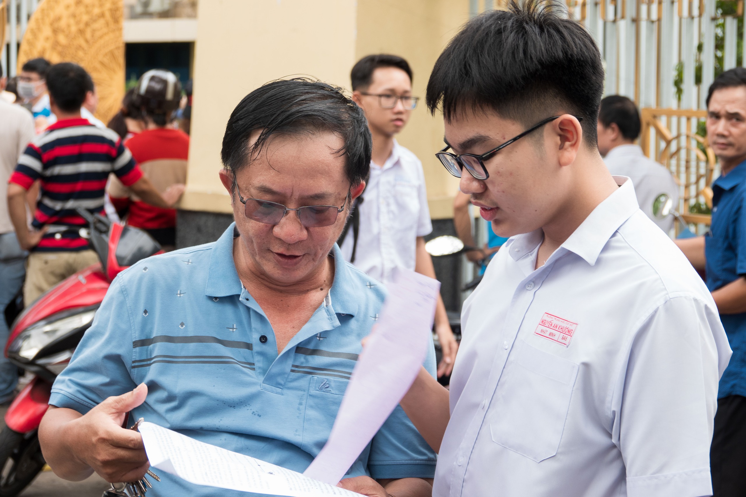 Thi lớp 10 môn toán xong, nhiều thí sinh TP.HCM bật khóc nức nở, vì sao?- Ảnh 6.