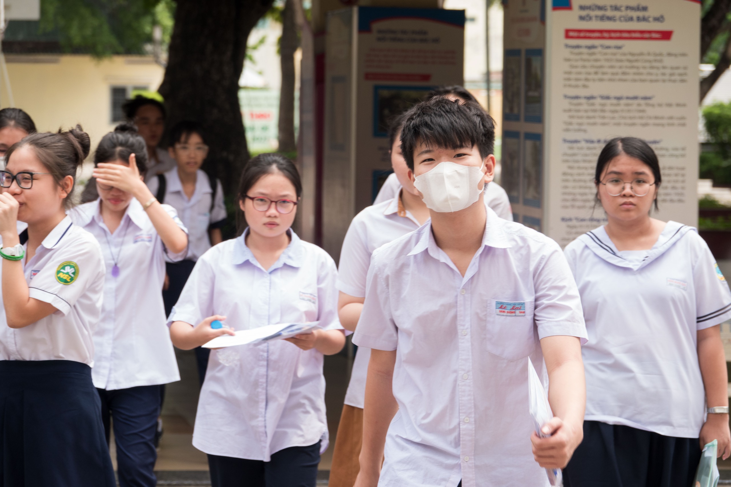 Môn toán kết thúc, phụ huynh than: 'Thi lớp 10 sao căng thẳng hơn ĐH!'- Ảnh 2.