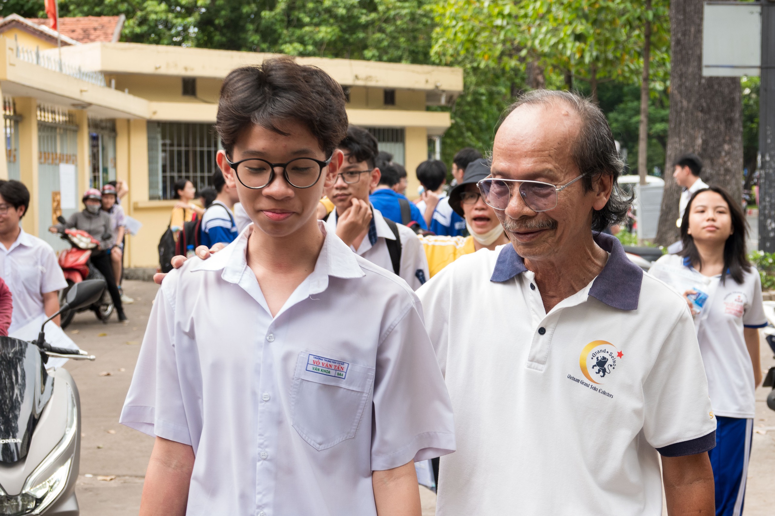 Môn toán kết thúc, phụ huynh than: 'Thi lớp 10 sao căng thẳng hơn ĐH!'- Ảnh 4.