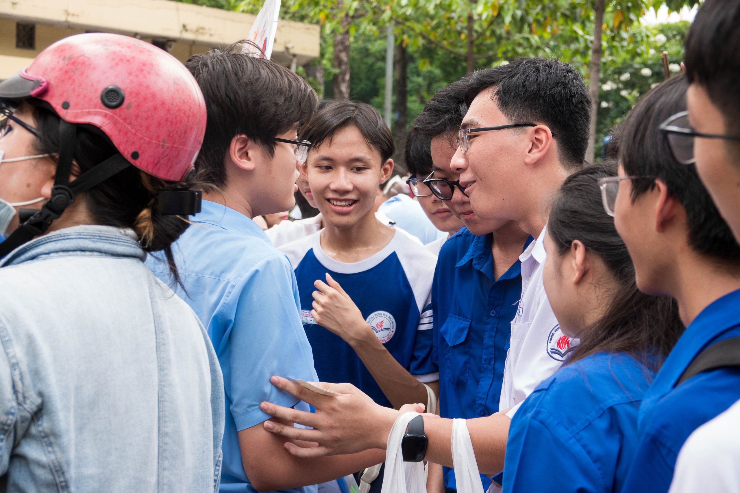 Môn toán kết thúc, phụ huynh than: 'Thi lớp 10 sao căng thẳng hơn ĐH!'- Ảnh 3.