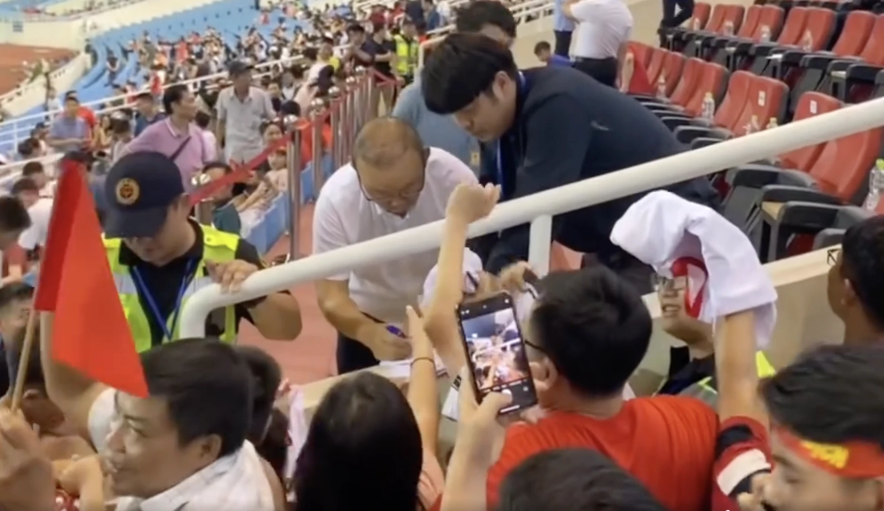 HLV Park Hang-seo gây sốt trong ngày đội tuyển Việt Nam thắng đầy cảm xúc