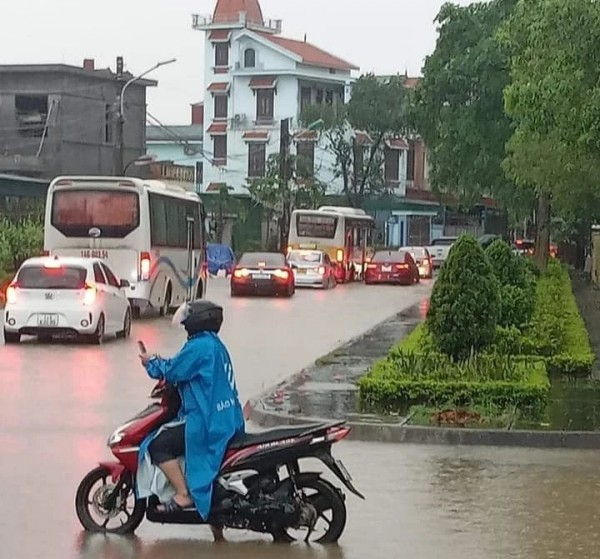 Mưa lớn, nhiều tuyến đường ở Quảng Ninh tê liệt