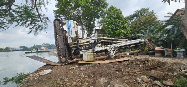Đồng Nai: Cần cẩu nặng hàng chục tấn đổ vào vườn nhà dân
