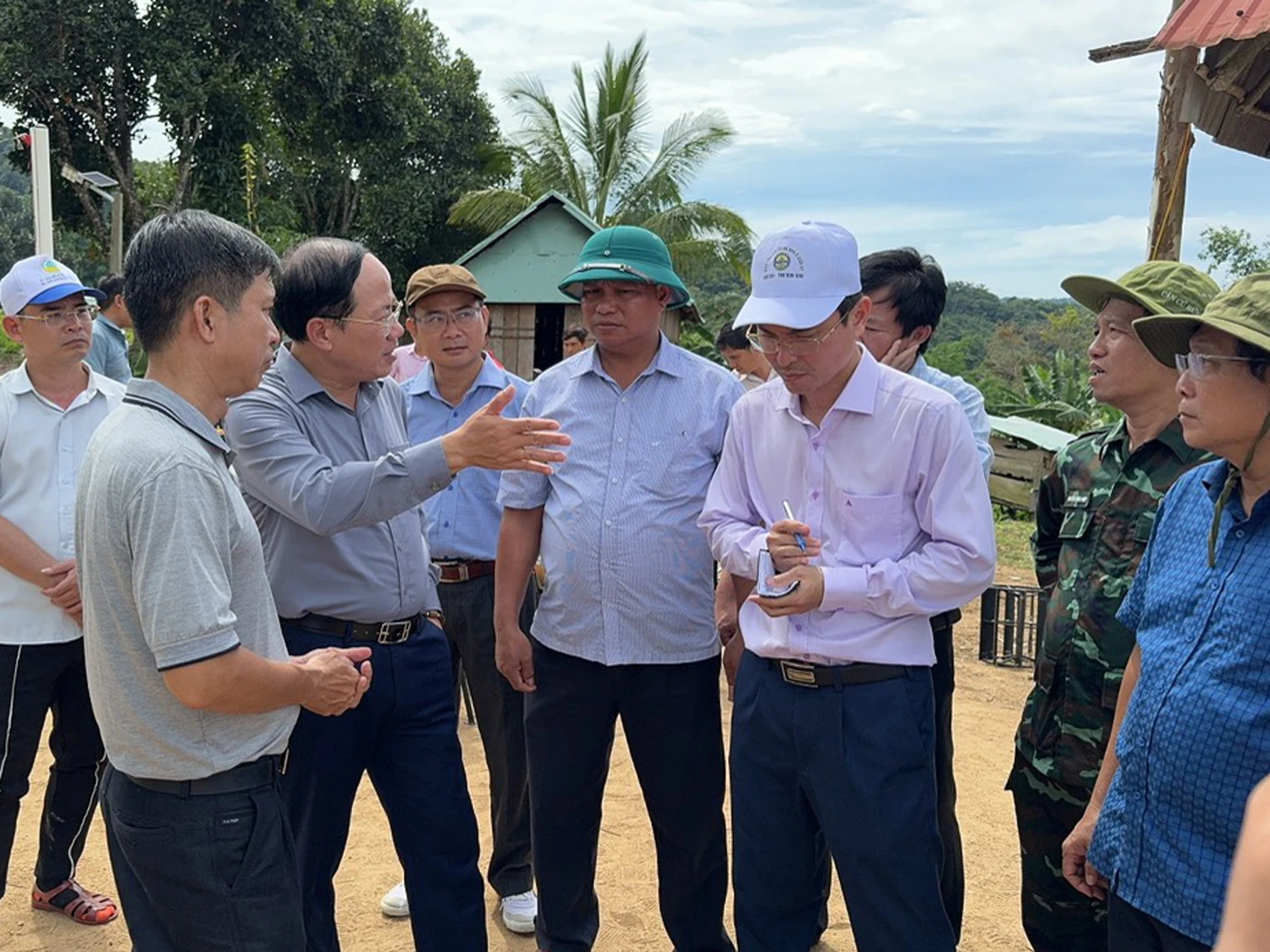 Chủ tịch tỉnh Bình Định chỉ đạo làm đường, cấp điện cho thôn biệt lập giữa rừng