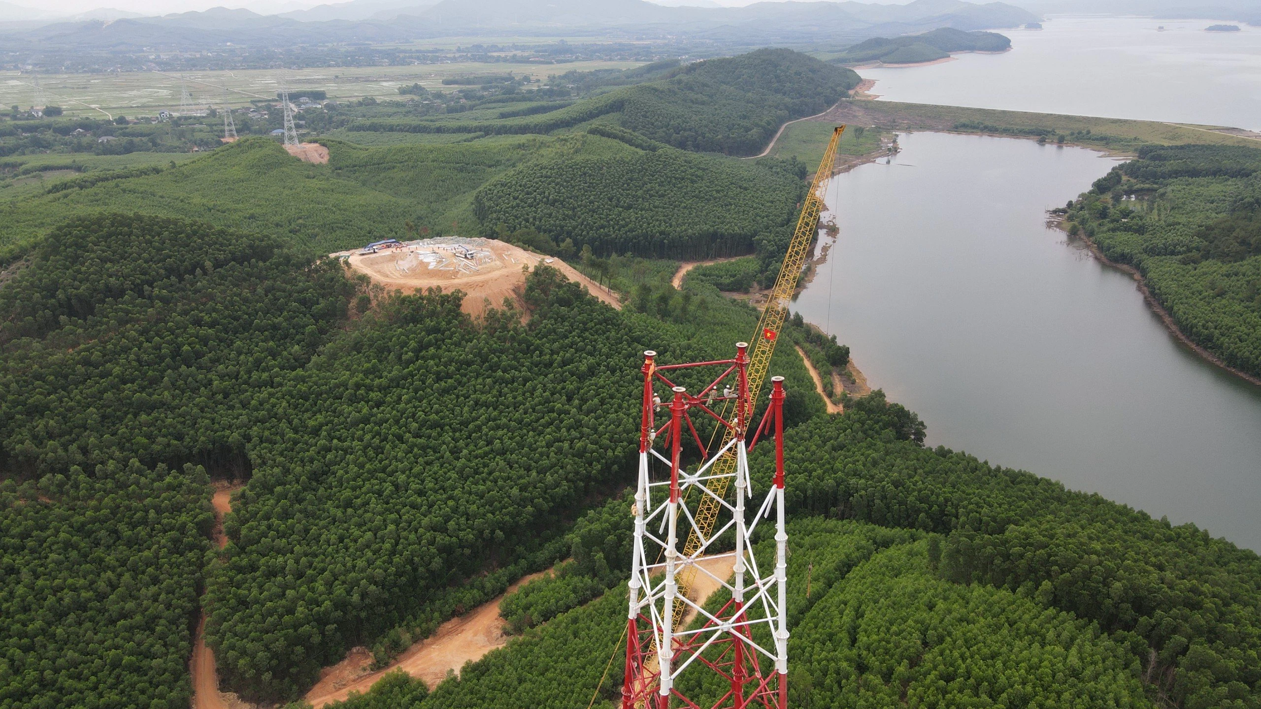 Cận cảnh công trường xây dựng đường dây 500 kV mạch 3 qua Hà Tĩnh