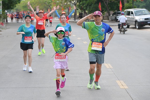Hai VĐV Nguyễn Thị Oanh, Nguyễn Trung Cường về nhất cự ly 21 km Giải chạy Quảng Trị Marathon - Ảnh 4.