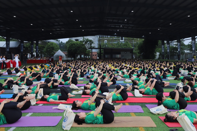 Hơn 1.000 người tham gia Ngày Quốc tế Yoga lần thứ 10 năm 2024 tại Bình Dương - Ảnh 9.