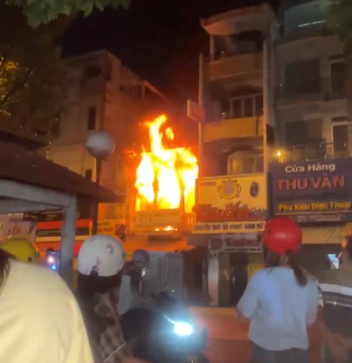 Cháy lớn cửa hàng bán giấy gần chợ Kim Biên