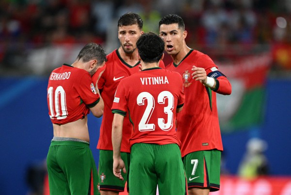 Nghịch lý: Cất Ronaldo lên ghế dự bị, Bồ Đào Nha sẽ… chơi hay hơn?