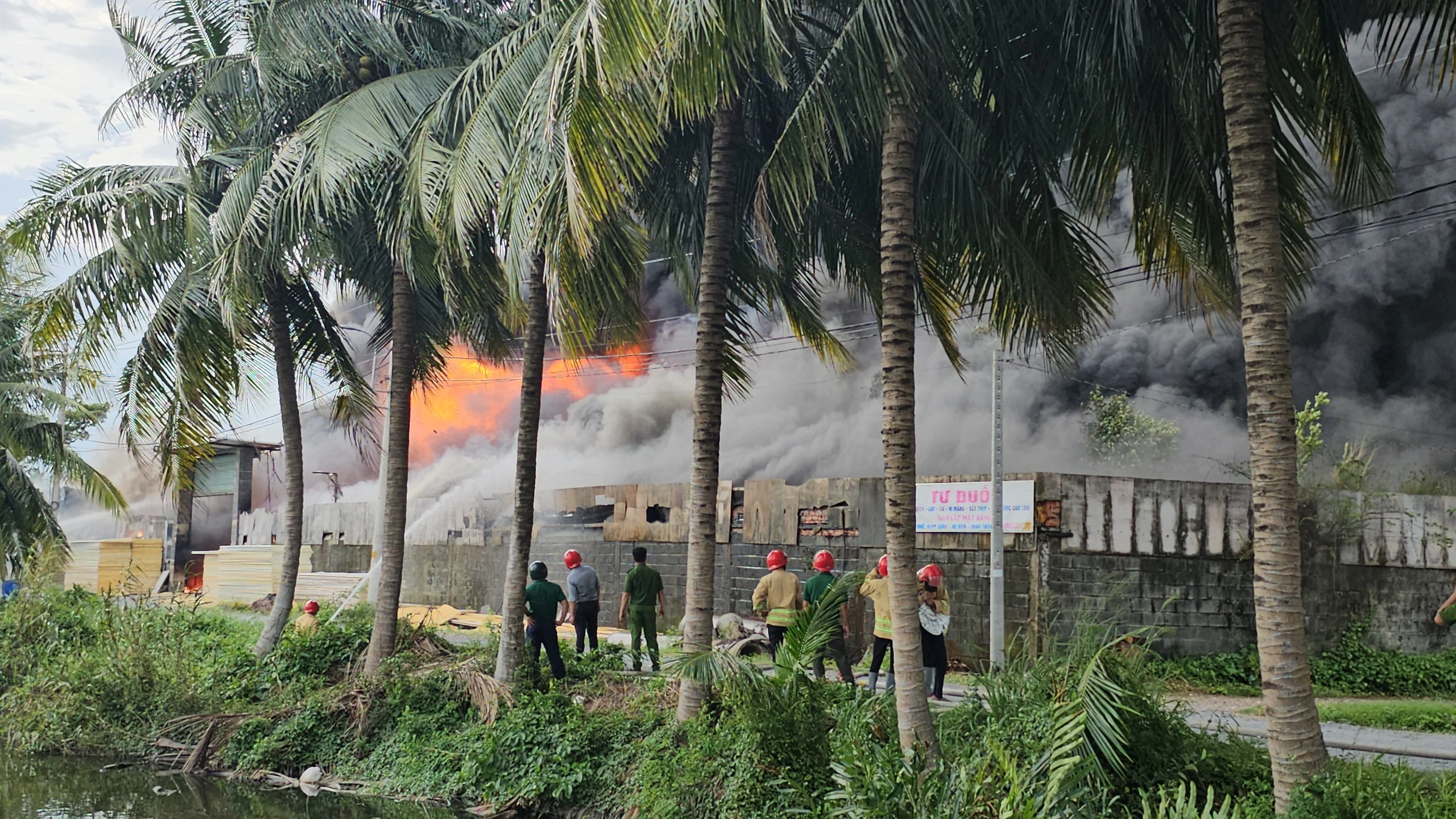 Cháy lớn kèm theo nhiều tiếng nổ tại xưởng mút xốp ở H.Bình Chánh