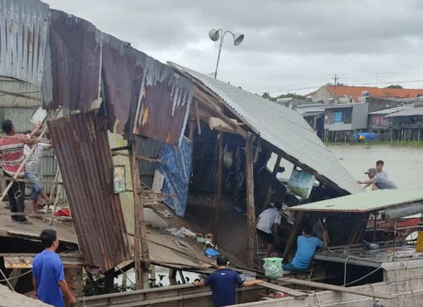 Sạt lở tại An Giang: 2 căn nhà và 1 tiệm thuốc tây sụp xuống rạch