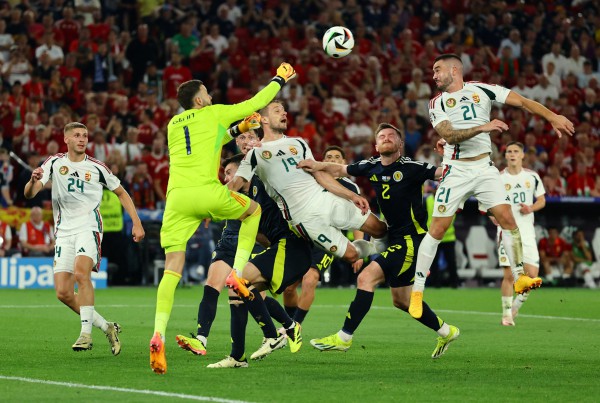 Đồng đội chấn thương kinh hoàng, Hungary đứng dậy mạnh mẽ, thắng đội tuyển Scotland kịch tính