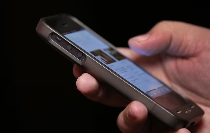 Bất lực trước tình trạng học sinh nghiện điện thoại, thầy giáo xin nghỉ việc- Ảnh 1.