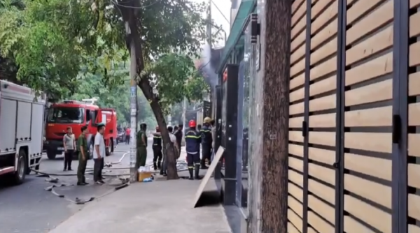 Cháy cơ sở làm quảng cáo ở Q.Tân Phú, cả xóm hỗ trợ dập lửa
