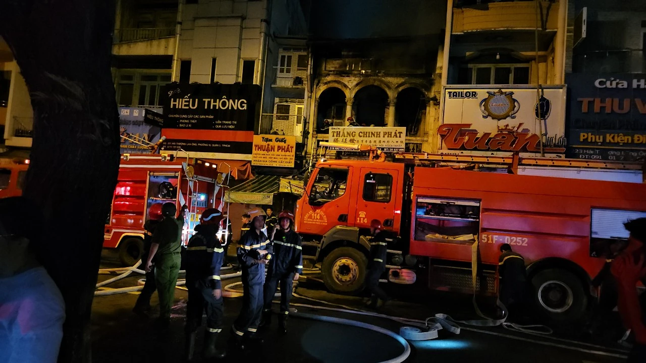 Cháy lớn cửa hàng bán giấy gần chợ Kim Biên