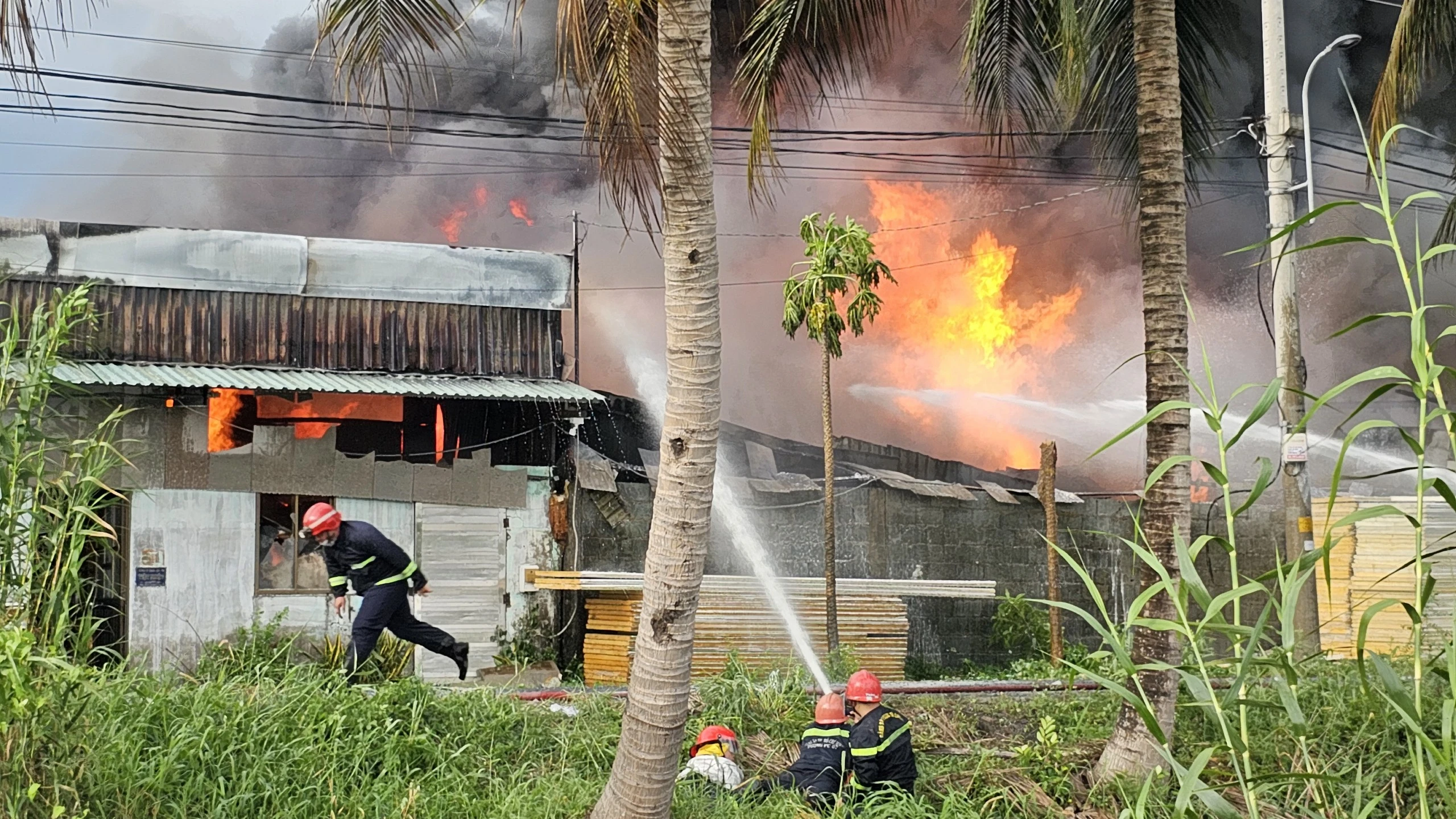 Cháy lớn kèm theo nhiều tiếng nổ tại xưởng mút xốp ở H.Bình Chánh