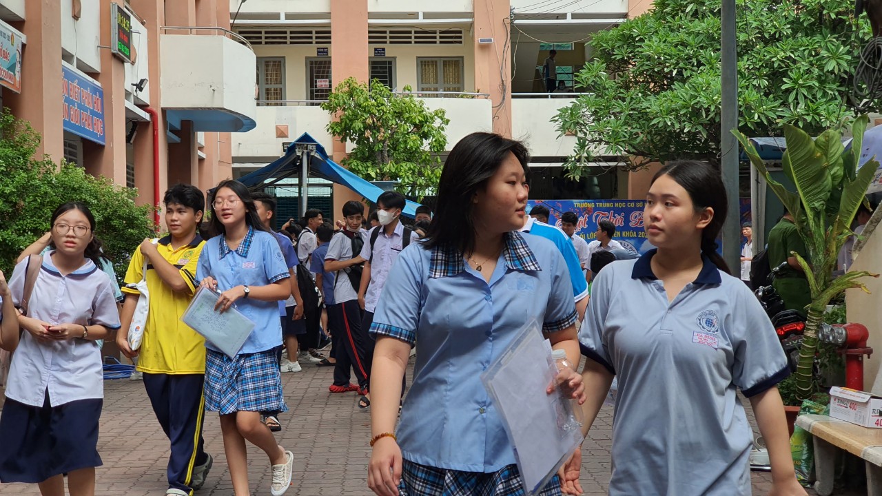 Đề thi văn vào lớp 10 TP.HCM có 'Chiếc lược ngà': Sẽ 'mưa' điểm 7, 8?- Ảnh 1.