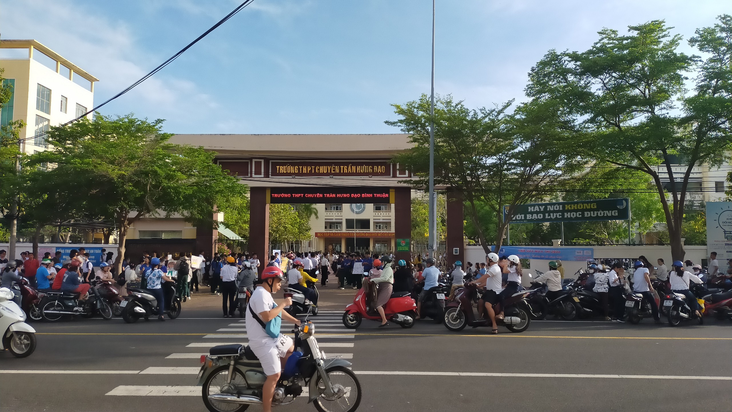 Đề văn thi lớp 10 Bình Thuận bàn về cách học sinh nuôi dưỡng ước mơ - Ảnh 2.