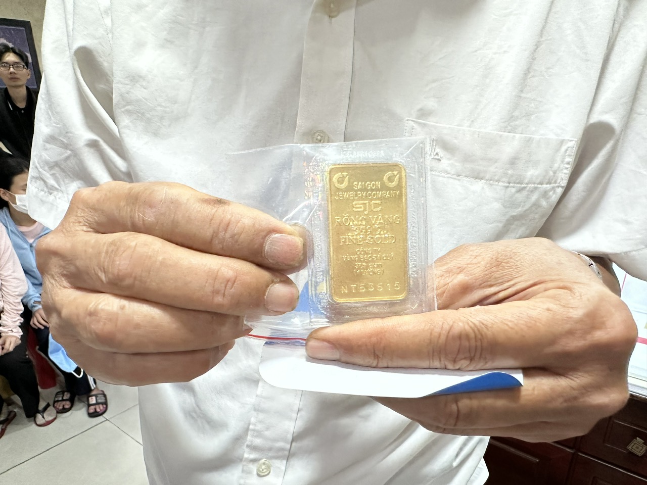 Giá giảm thêm 1 triệu đồng/lượng, có nên cắt lỗ vàng hay không?- Ảnh 1. Giá giảm thêm 1 triệu đồng/lượng, có nên cắt lỗ vàng hay không?- Ảnh 1.