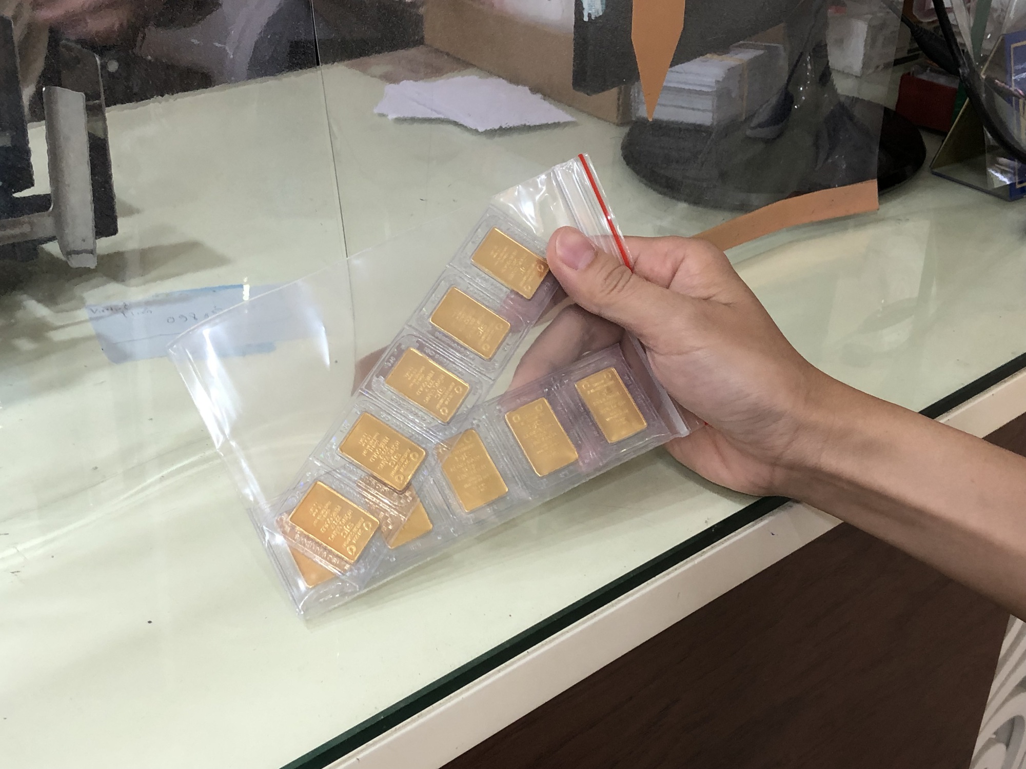 Giá vàng hôm nay 4.6.2024: SJC đắt hơn thế giới 7,7 triệu đồng/lượng- Ảnh 1. Giá vàng hôm nay 4.6.2024: SJC đắt hơn thế giới 7,7 triệu đồng/lượng- Ảnh 1.