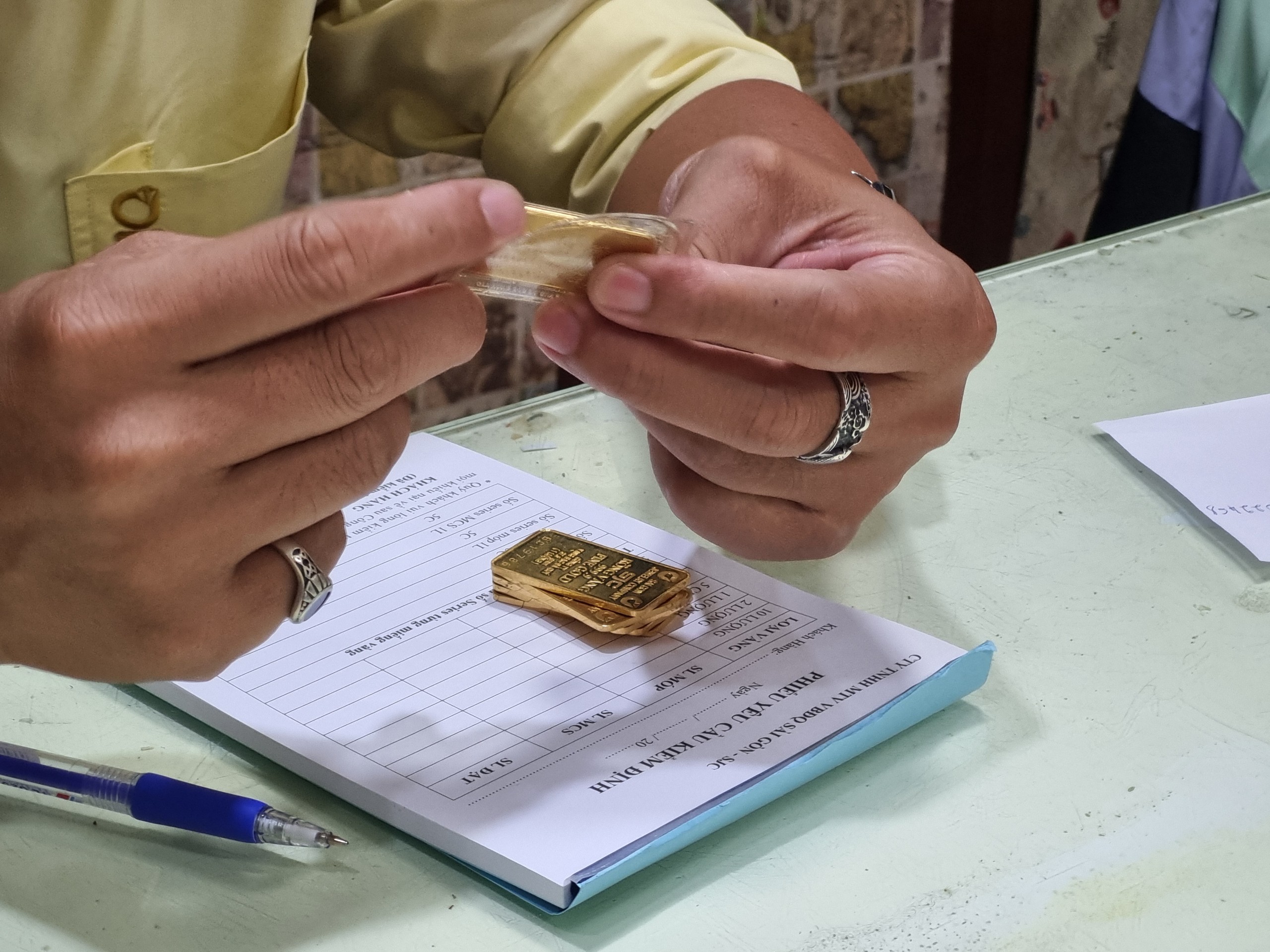 Giá vàng hôm nay 7.6.2024: SJC chỉ còn cao hơn thế giới 4 triệu đồng- Ảnh 1. Giá vàng hôm nay 7.6.2024: SJC chỉ còn cao hơn thế giới 4 triệu đồng- Ảnh 1.