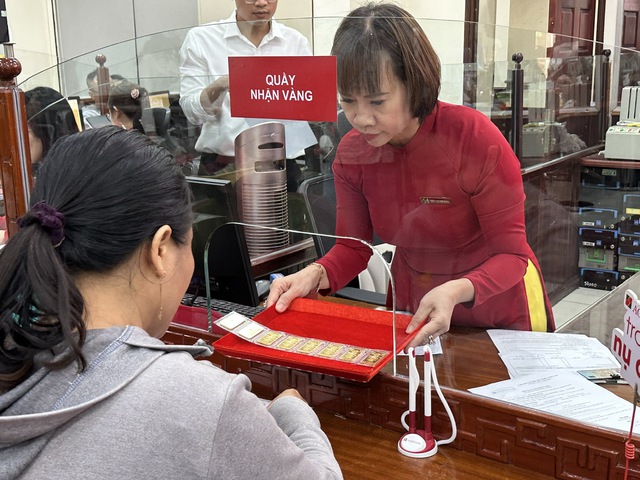 Giá vàng miếng SJC giảm về dưới 75 triệu đồng/lượng- Ảnh 1.