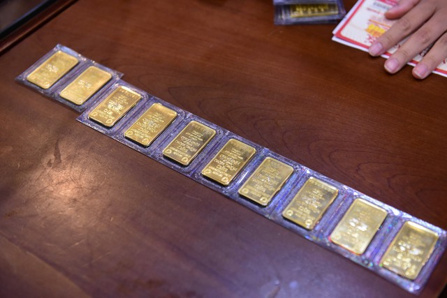 Giá vàng miếng trượt giảm khỏi mức 81 triệu đồng/lượng- Ảnh 1.