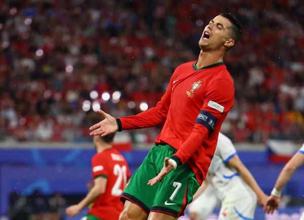 HLV Bồ Đào Nha tiết lộ sự thật về Ronaldo, HLV CH Czech thốt những điều cay đắng